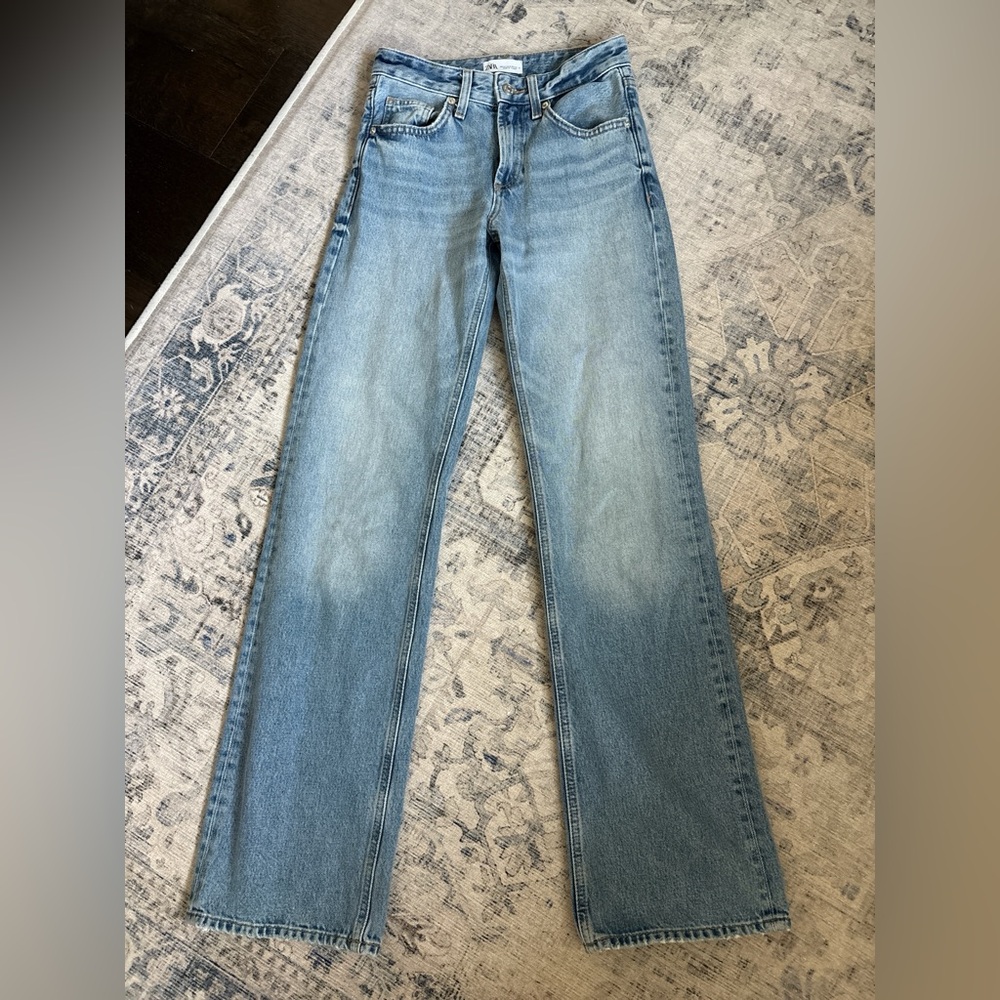 Zara mid-wash blue mid rise wide leg jeans, in perfect condition!